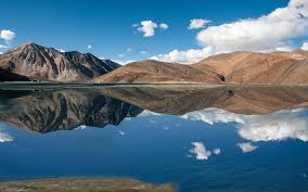 まるで天空の鏡！インド「パンゴン湖」の魅力とは